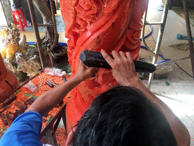 Dùng móng tay tạo hình rồng trên những cặp nến khủng nhất Việt Nam